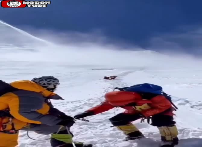 Video: In the Himalayas, an avalanche strikes the base camp